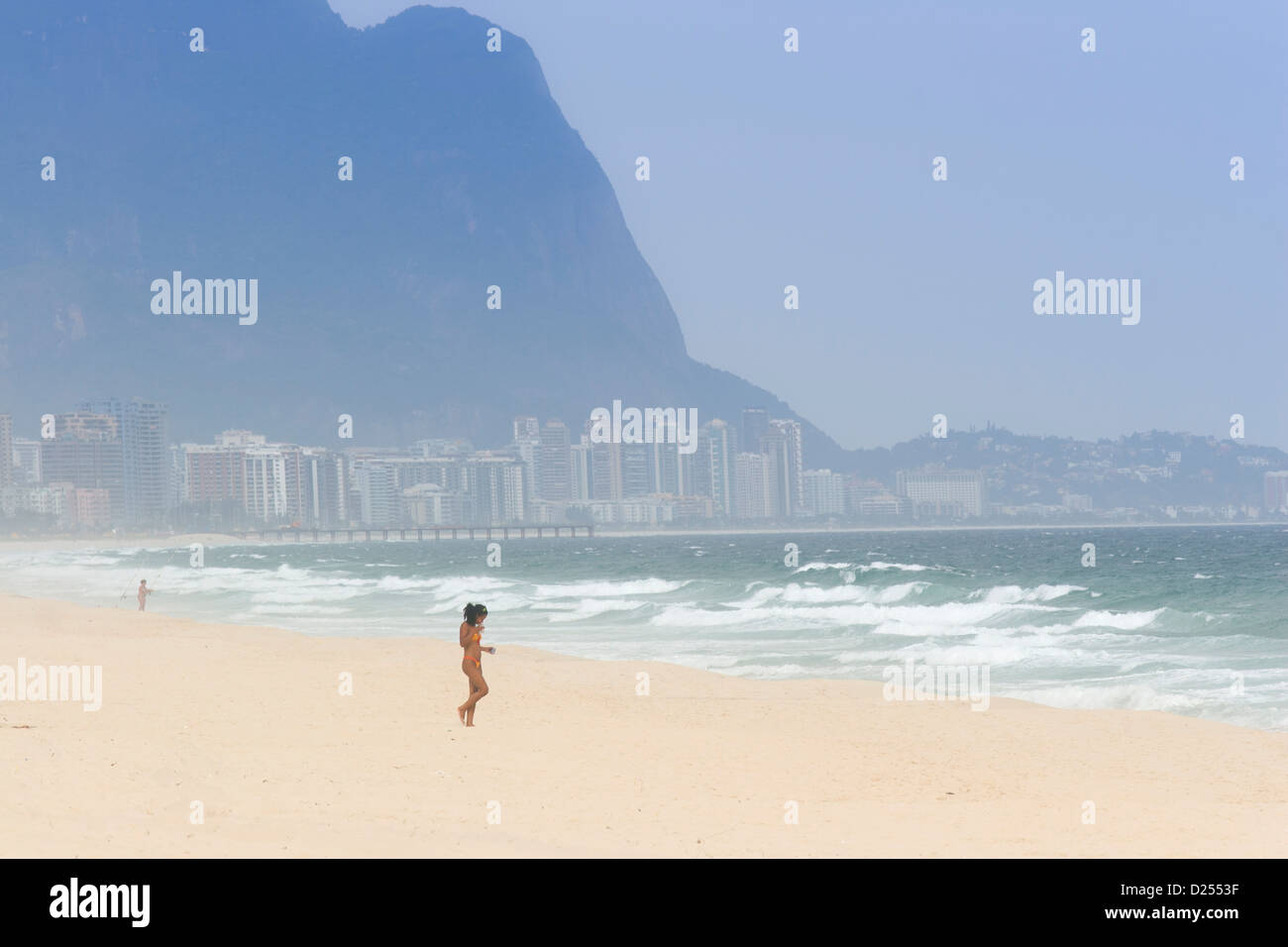 Una giovane donna Carioca (da Rio) in un bikini sulla spiaggia di Pontal, barra da Tijuca, Brasile Foto Stock