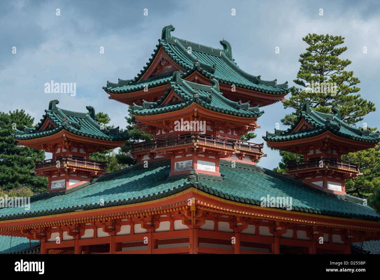 Dettaglio del tetto del Santuario Heian, Kyoto in Giappone Foto Stock