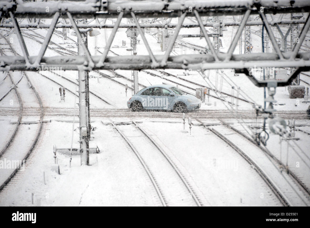 Tokorozawa, Giappone. 14 gennaio 2013. Una Volkswagen Beatle con circospezione attraversa una coperta di neve di attraversamento ferroviario in Tokorozawa, Tokyo sobborghi occidentali, lunedì 14 gennaio, 2013. Un freak tempesta invernale oggetto di dumping centimetri di neve che copre l'area metropolitana di Tokyo e la sua prossimità con coperte di neve prima della stagione. (Foto di Natsuki Sakai/AFLO) AYF -mis- Foto Stock