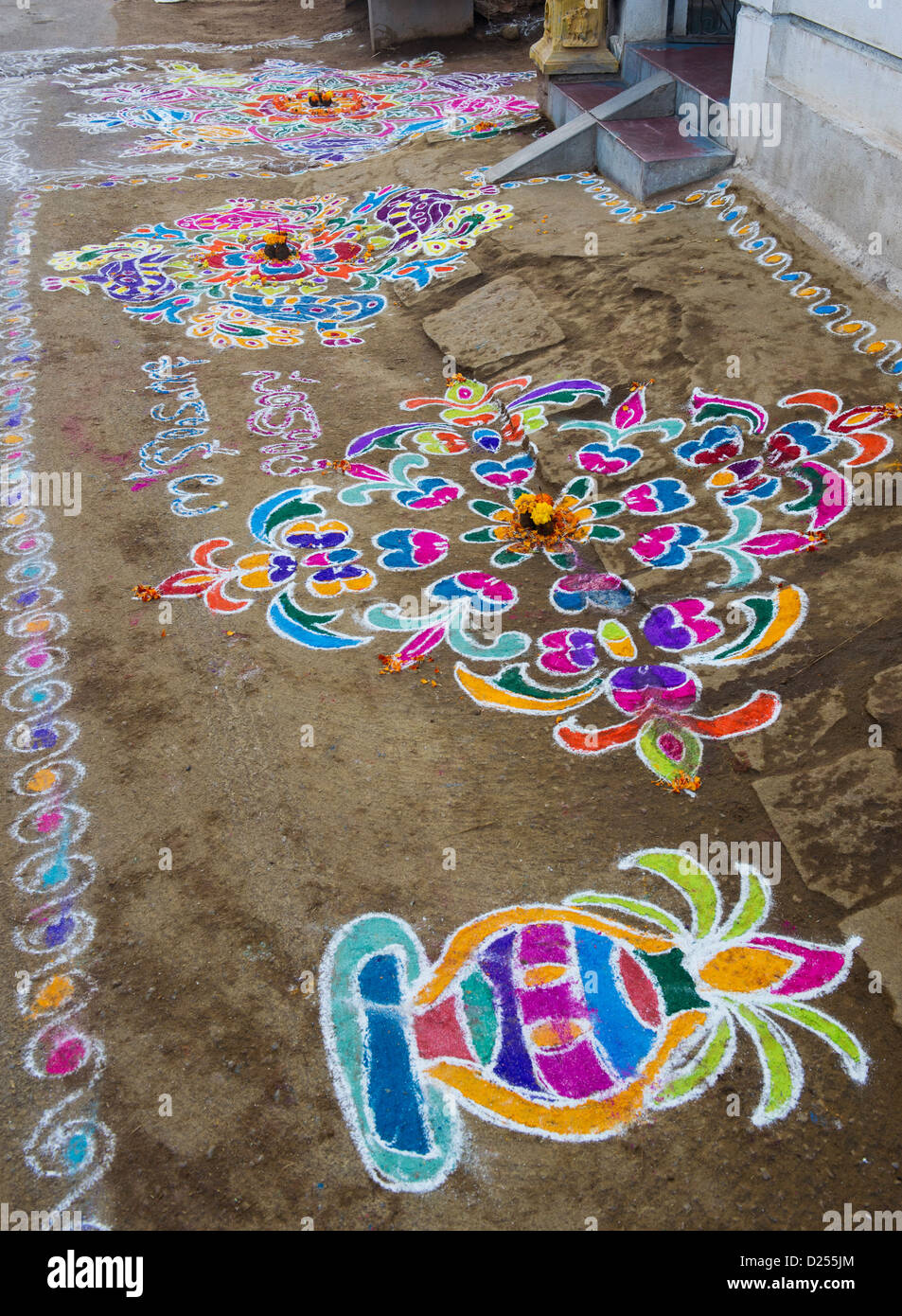 Villaggio indiano street con rangoli di progetti su un sankranthi giorno del festival. Andhra Pradesh, India Foto Stock