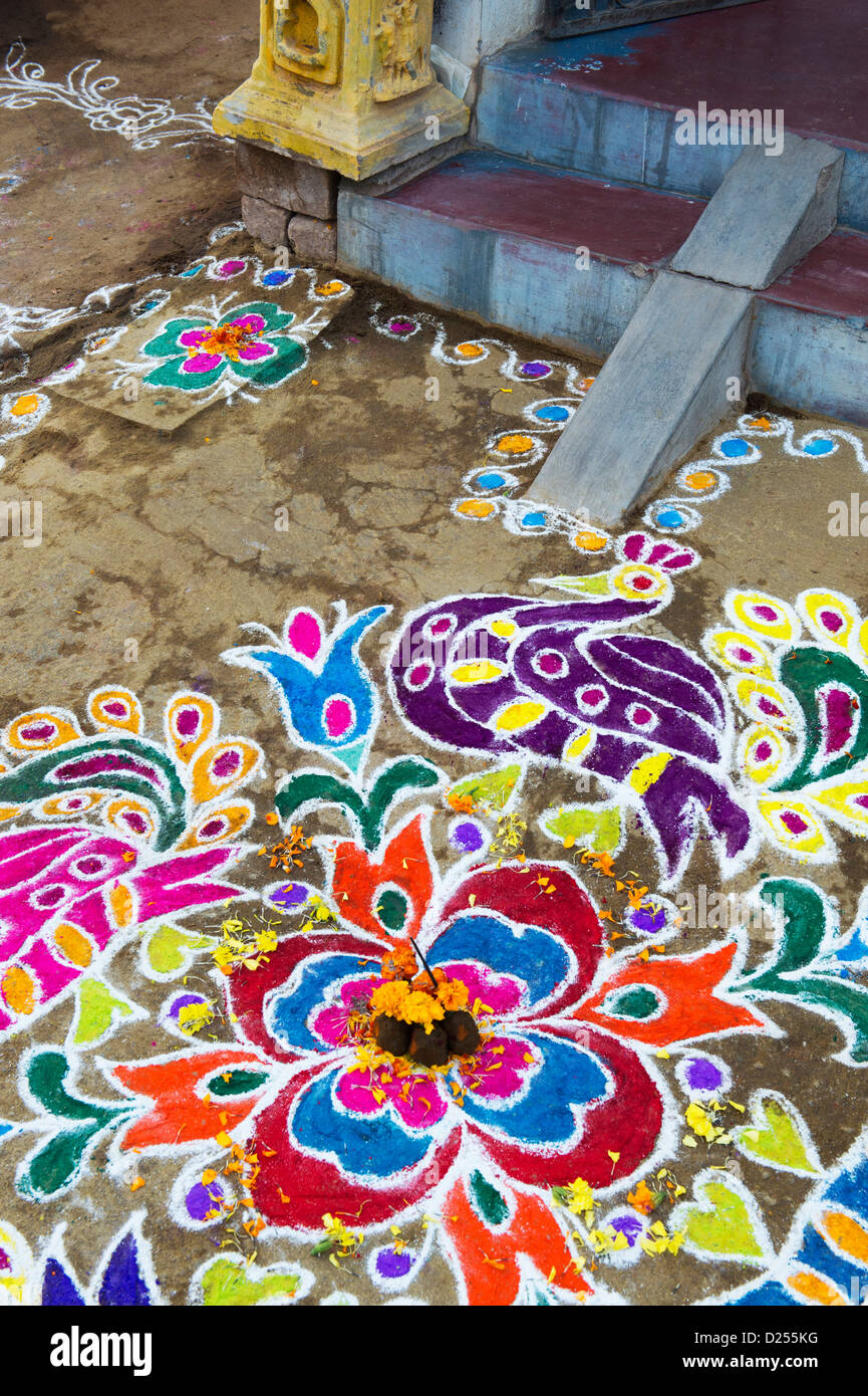 Rangoli di polvere colorata design in un Indiano street durante il festival di sankranthi. Andhra Pradesh, India Foto Stock