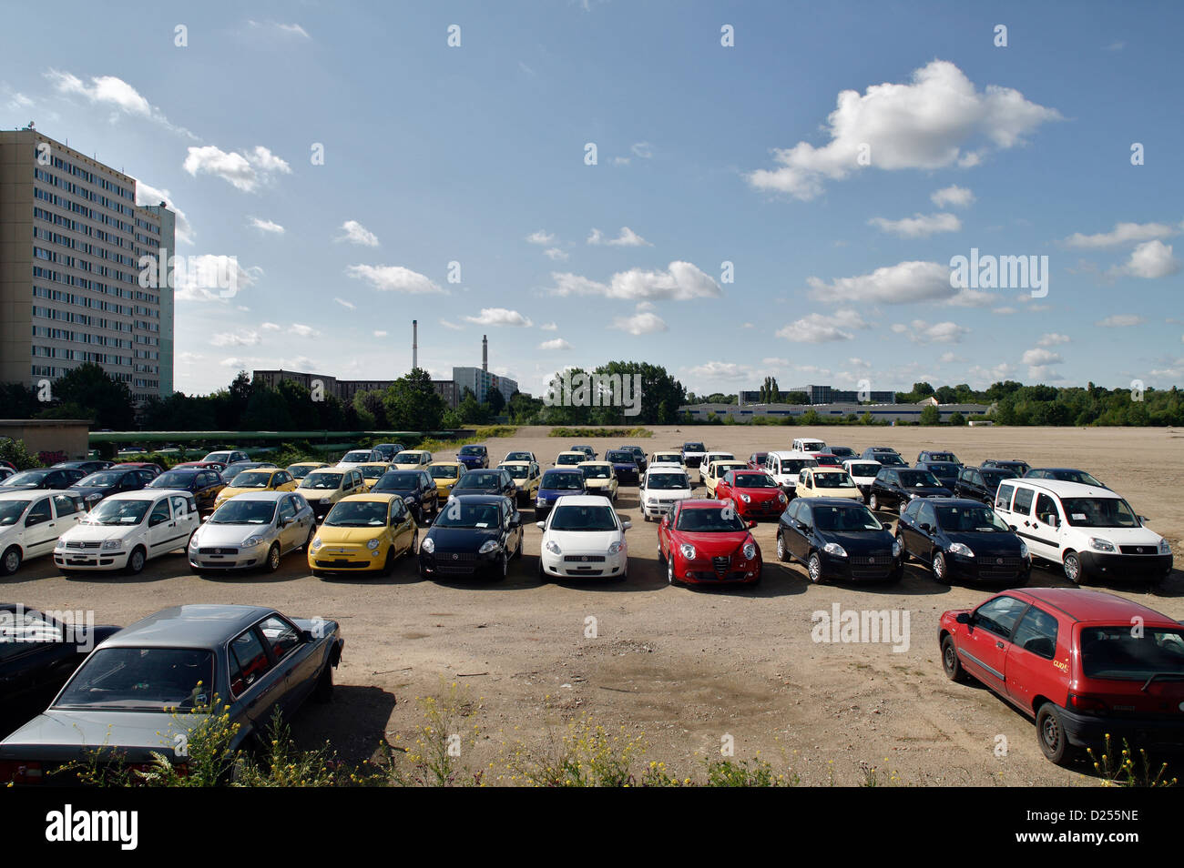 Berlino, Germania, le auto vecchie e nuove vetture uno Autohaendlers Foto Stock