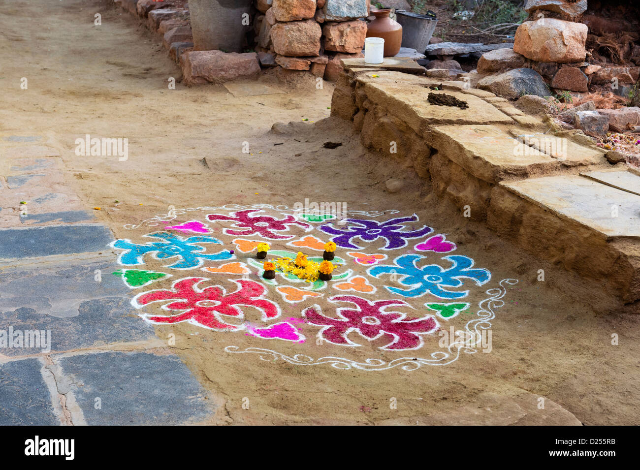 Villaggio indiano street con rangoli progetta durante il festival di sankranthi. Andhra Pradesh, India Foto Stock