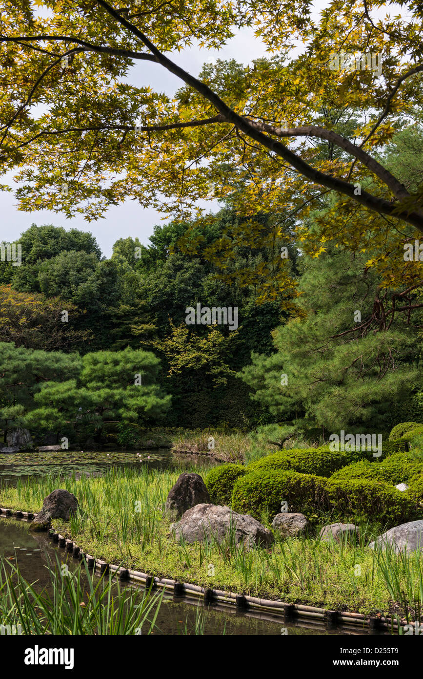 Stagno e giardini presso il Santuario Heian, Kyoto in Giappone Foto Stock