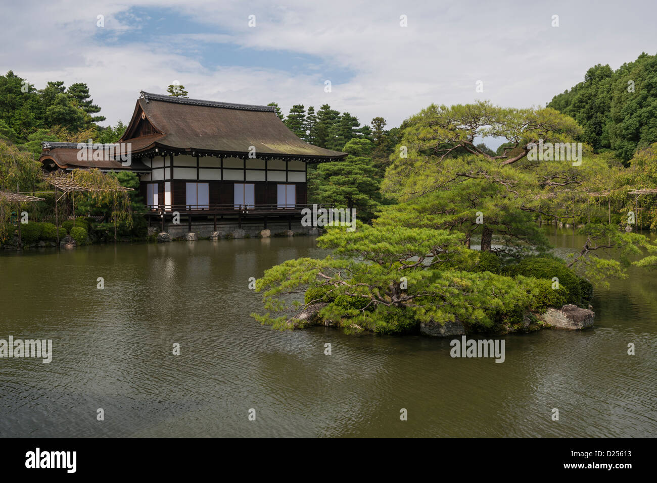 Il lago, i giardini e la casa del tè nella motivazione del Santuario Heian, Kyoto in Giappone Foto Stock