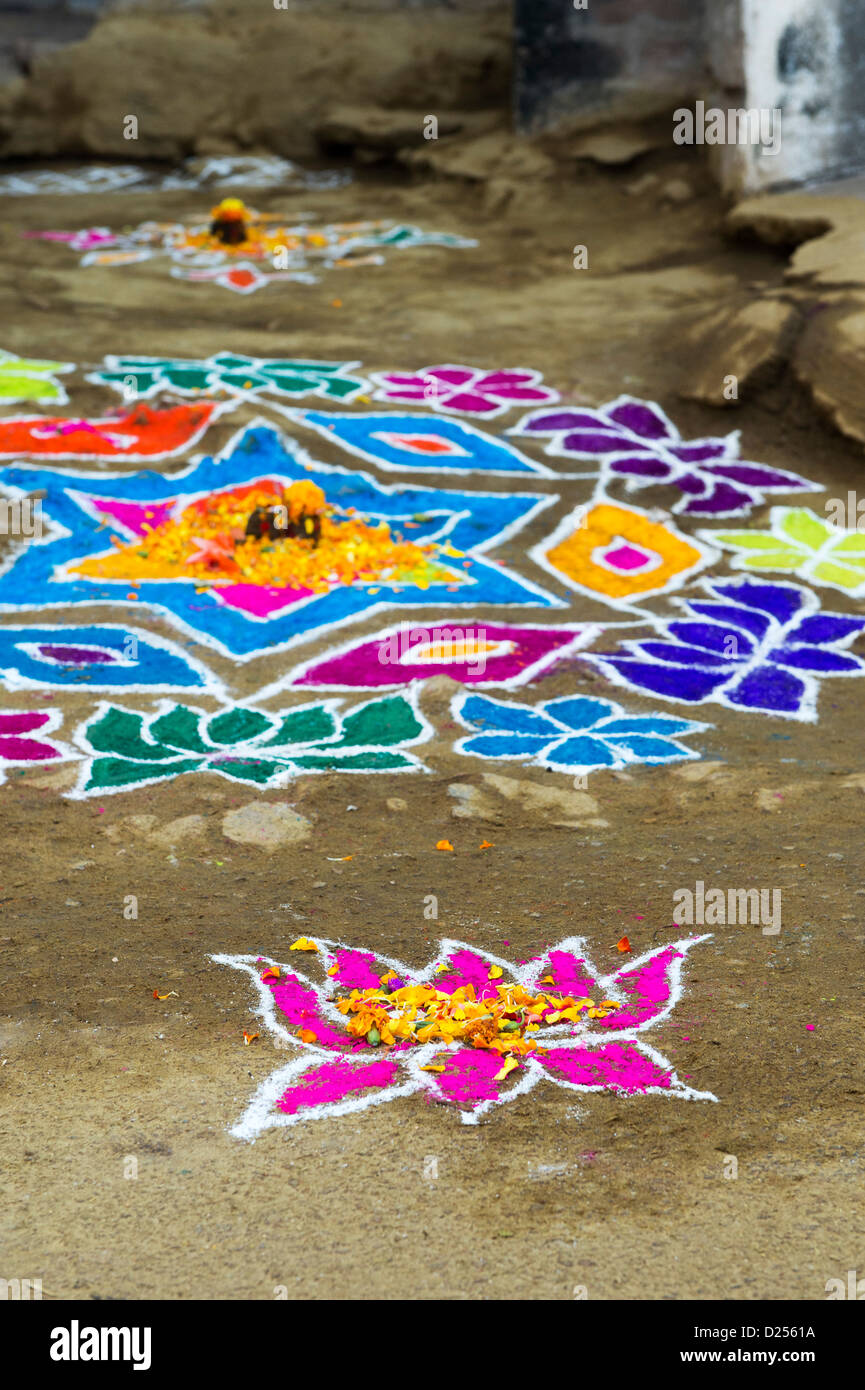 Villaggio indiano street con rangoli progetta durante il festival di sankranthi. Andhra Pradesh, India. Foto Stock