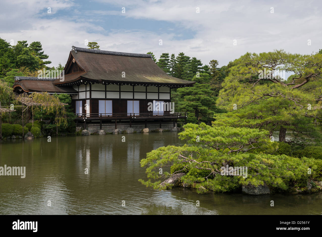 Il lago, i giardini e la casa del tè nella motivazione del Santuario Heian, Kyoto in Giappone Foto Stock