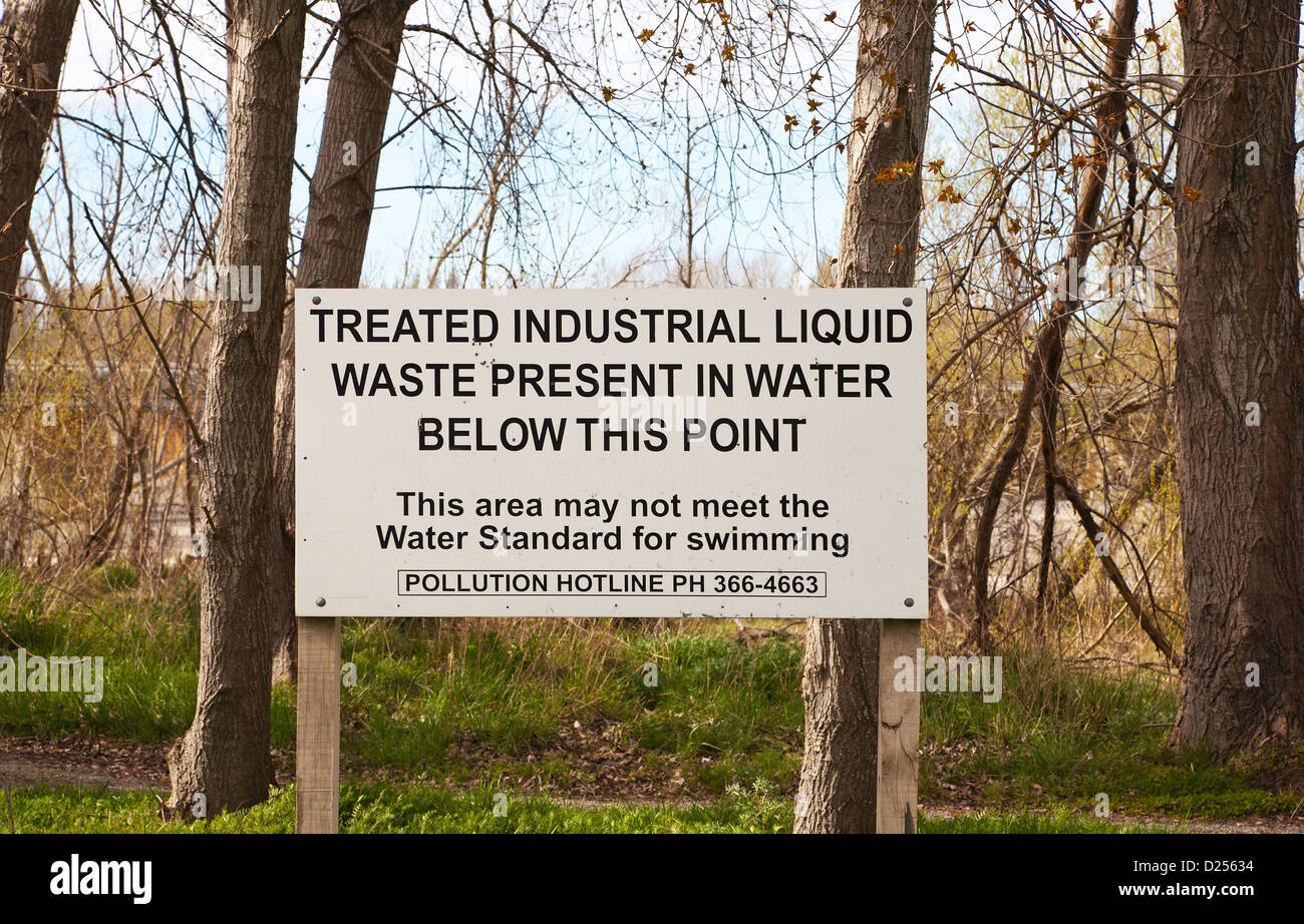 Un avviso di avvertimento di liquido industriale di inquinamento del fiume Waimakariri, Christchurch, Canterbury, Isola del Sud, Nuova Zelanda Foto Stock
