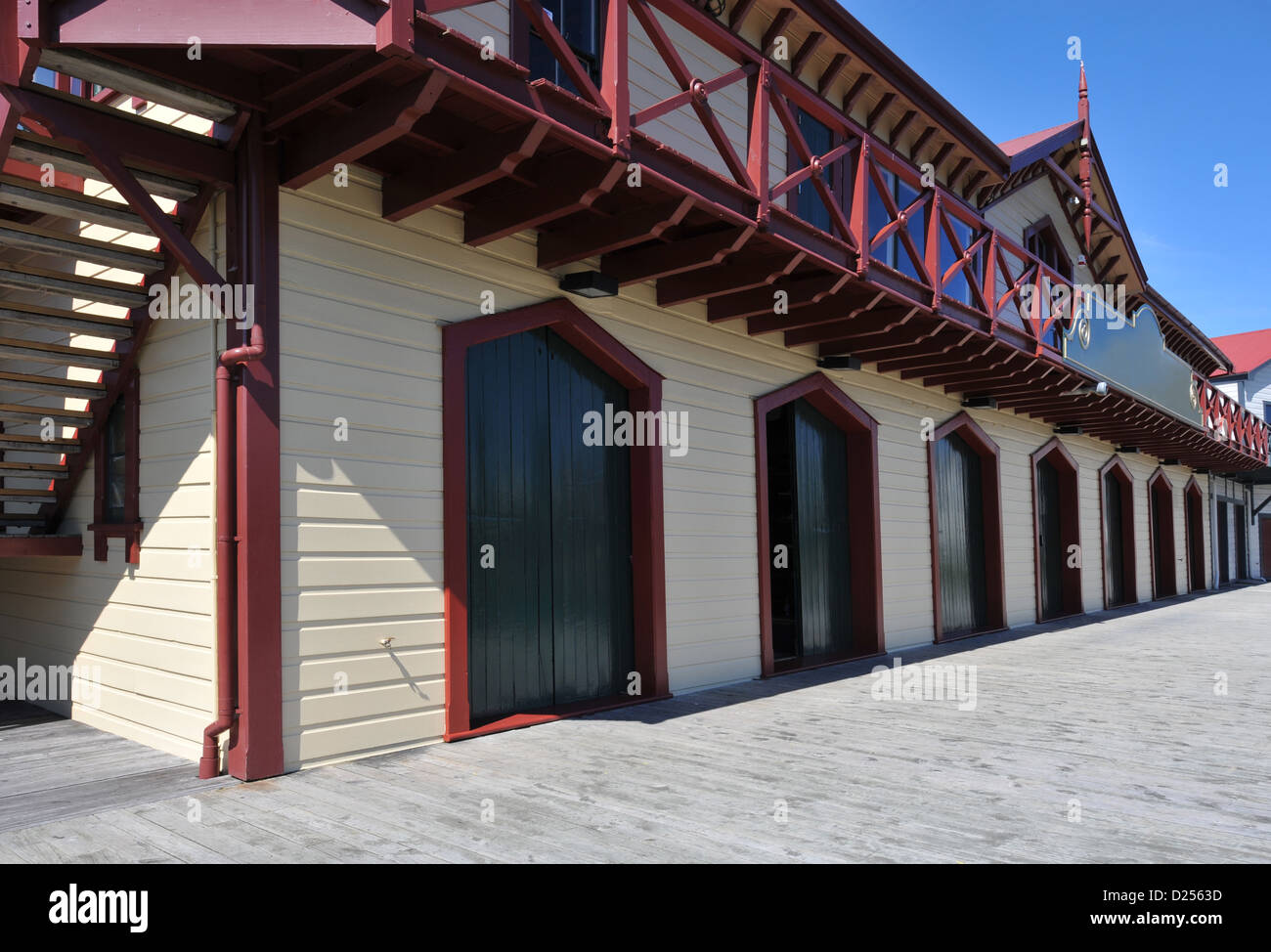 Vecchia barca capannoni. Vista della barca in legno capannoni, che sono ancora in uso da parte di un club di canottaggio nel centro di Wellington, Nuova Zelanda. Foto Stock