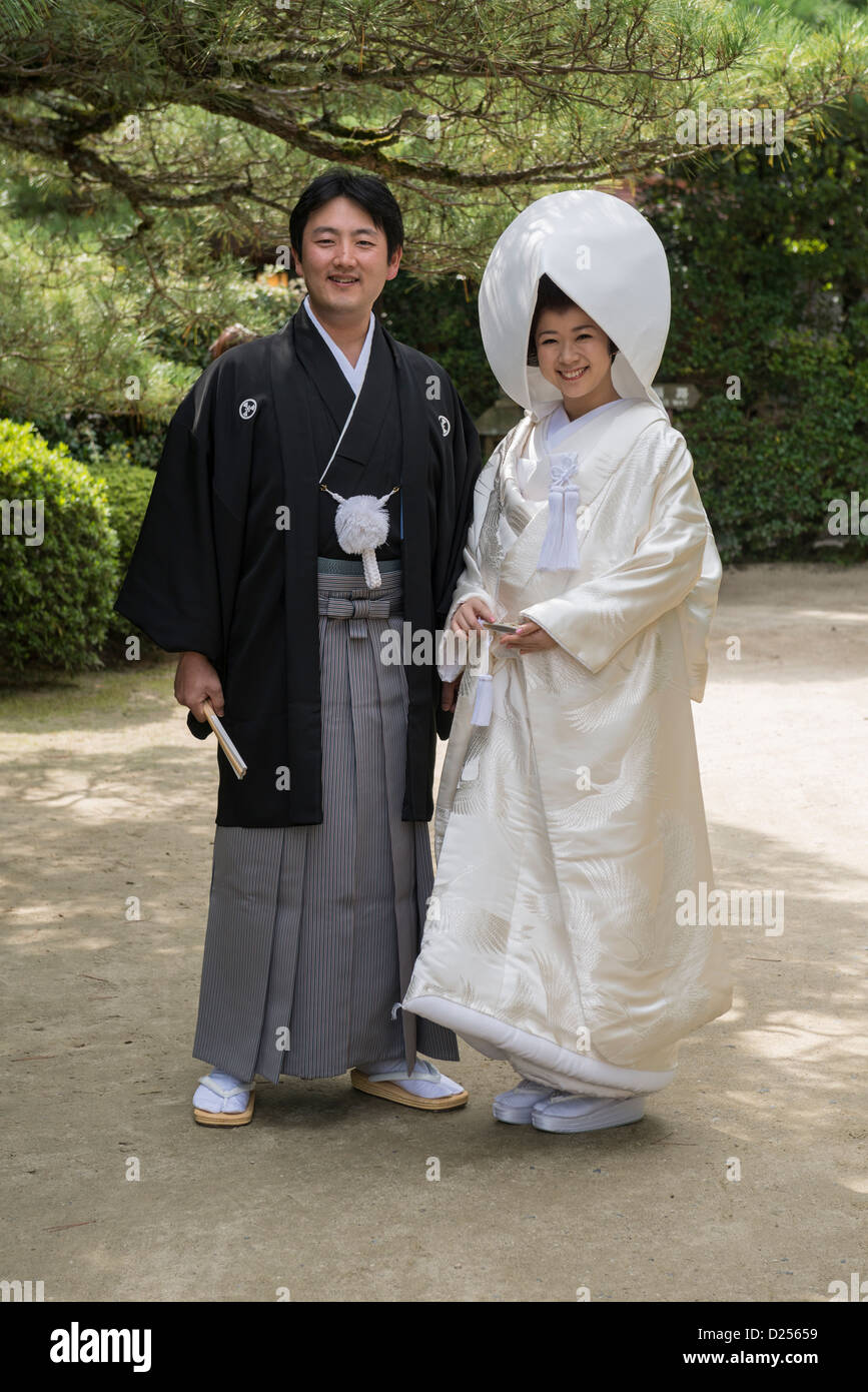 Matrimonio giapponese giovane nei giardini del Santuario Heian, Kyoto in Giappone Foto Stock