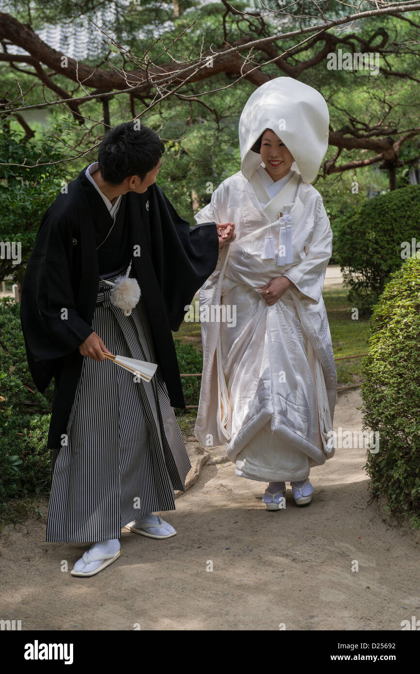 Matrimonio giapponese giovane nei giardini del Santuario Heian, Kyoto in Giappone Foto Stock