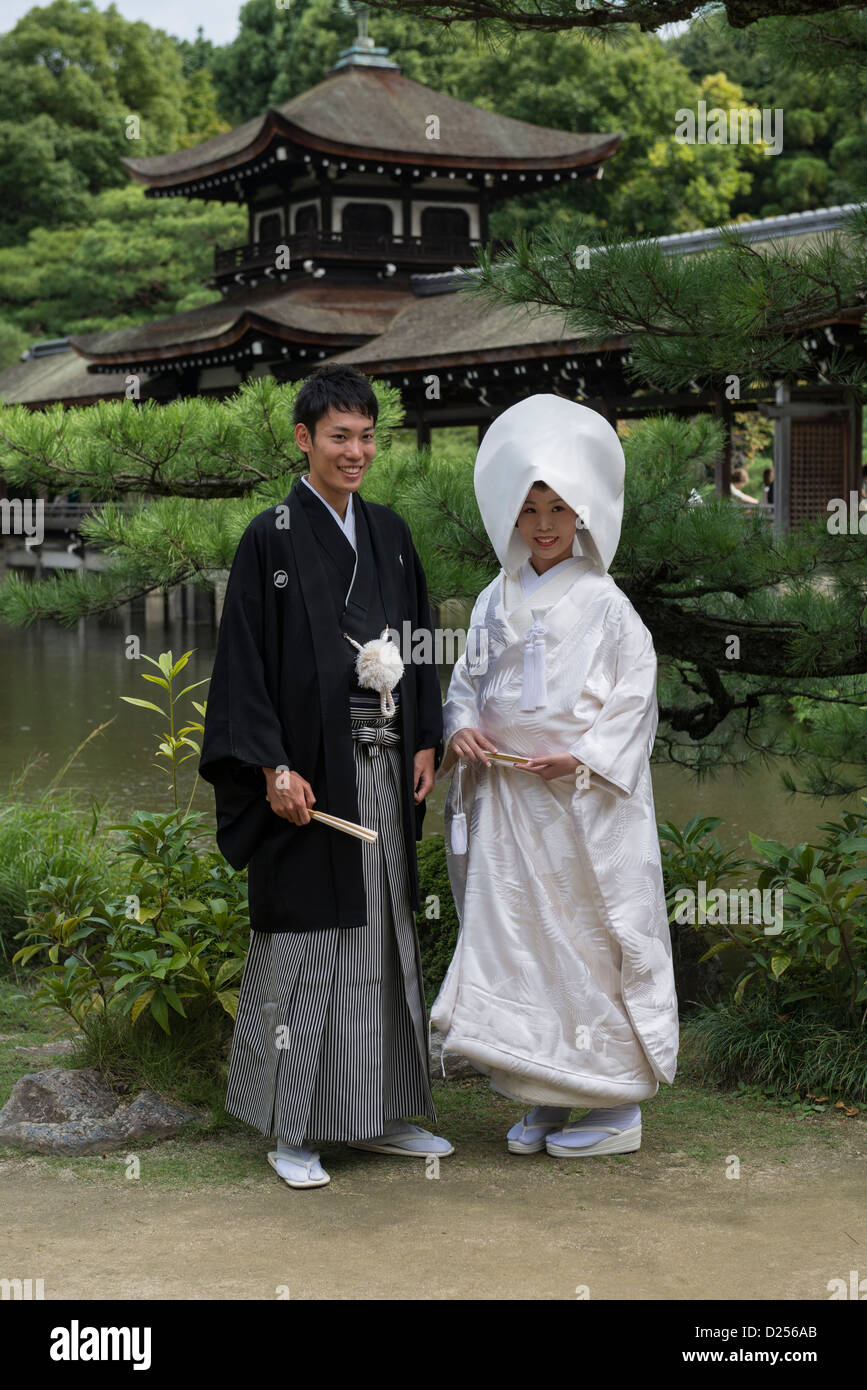 Matrimonio giapponese giovane dal lago nei giardini del Santuario Heian, Kyoto in Giappone Foto Stock