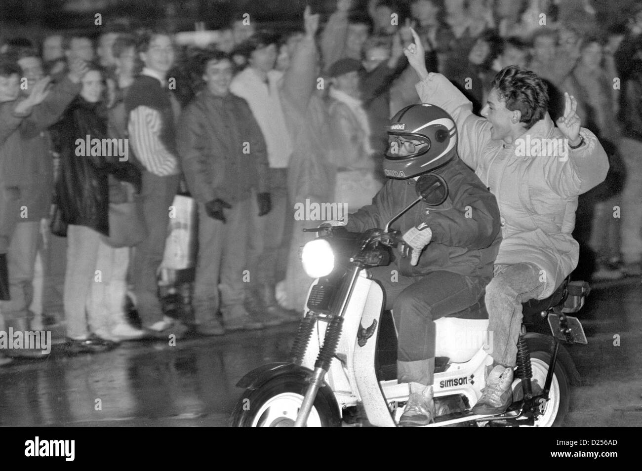 Novembre 1989 La Rivoluzione di velluto. Giubilanti scena alla notizia della caduta del governo comunista. Foto Stock