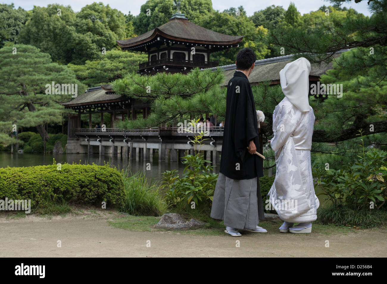 Matrimonio giapponese giovane dal lago nei giardini del Santuario Heian, Kyoto in Giappone Foto Stock