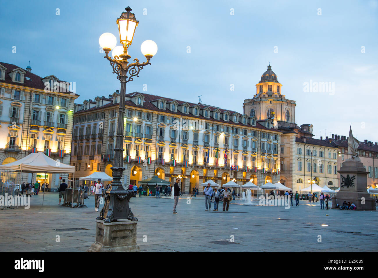 I visitatori e gli abitanti locali facendo una passeggiata serale attorno a Piazza Castello a Torino Italia. Foto Stock