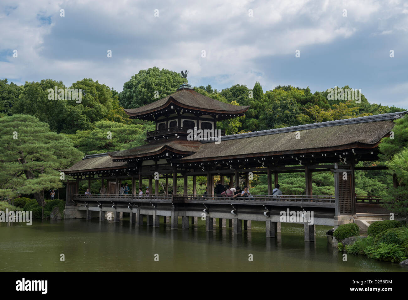 Lago e giardini presso il Santuario Heian, Kyoto in Giappone Foto Stock