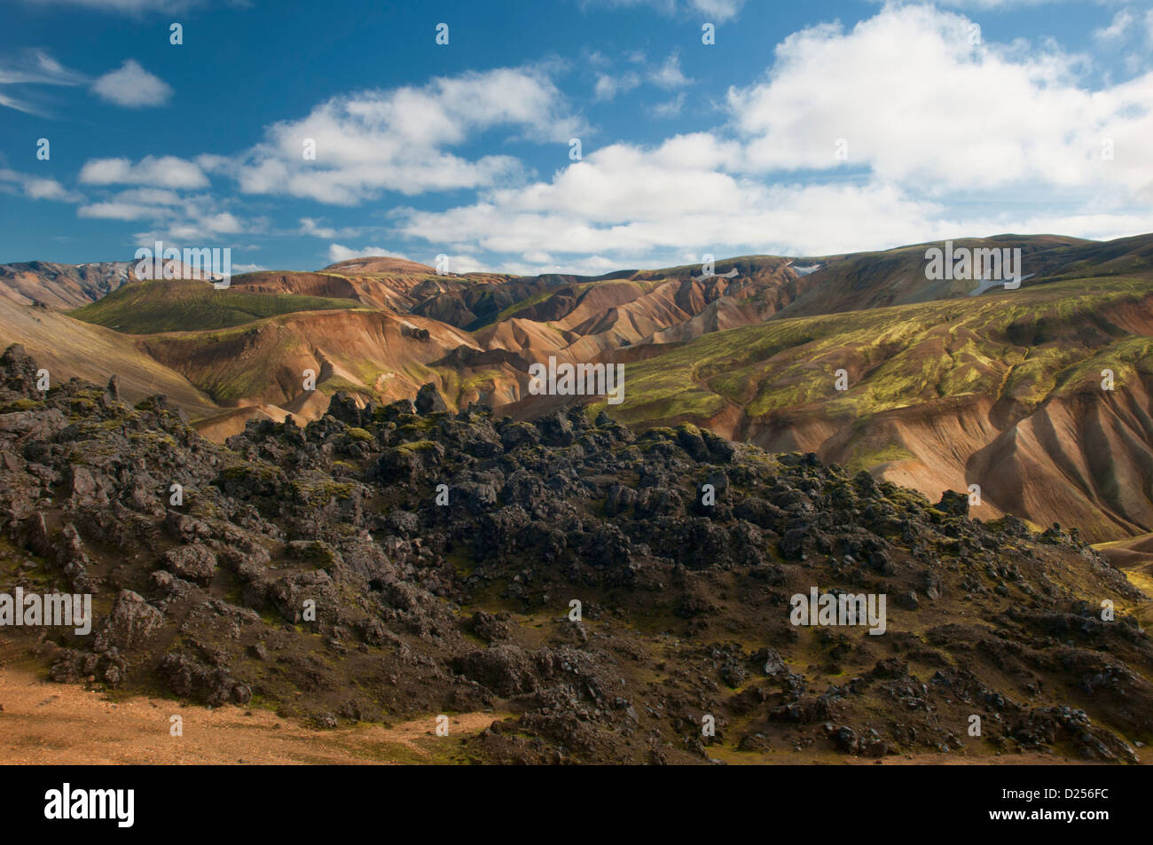 La riolite belle montagne e scenario di Landmannalaugar, Islanda Foto Stock