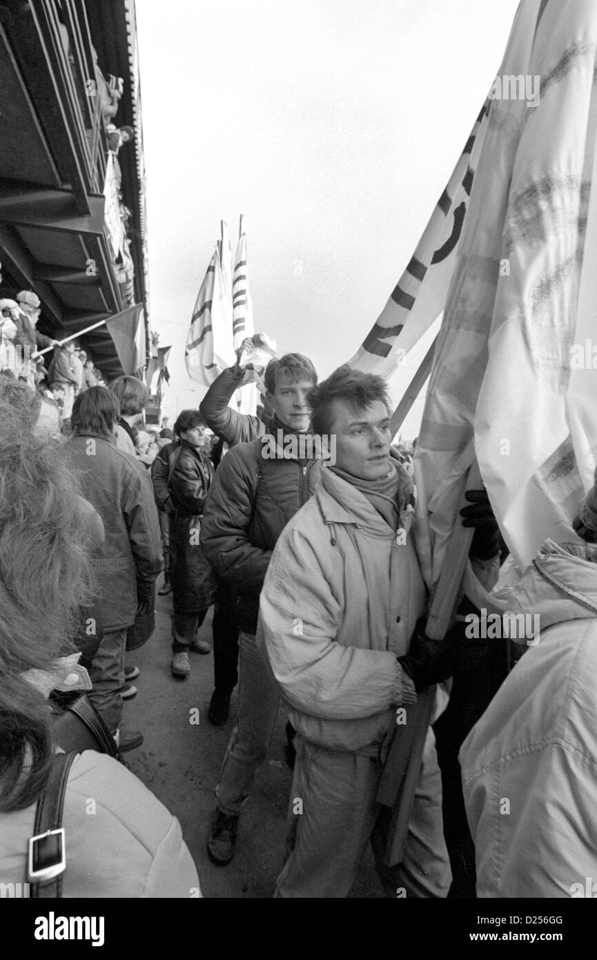 Novembre 1989 La Rivoluzione di velluto. Banner in arrivo per il discorso di Alexander Dubcek stadium pianura Letna Prague Foto Stock