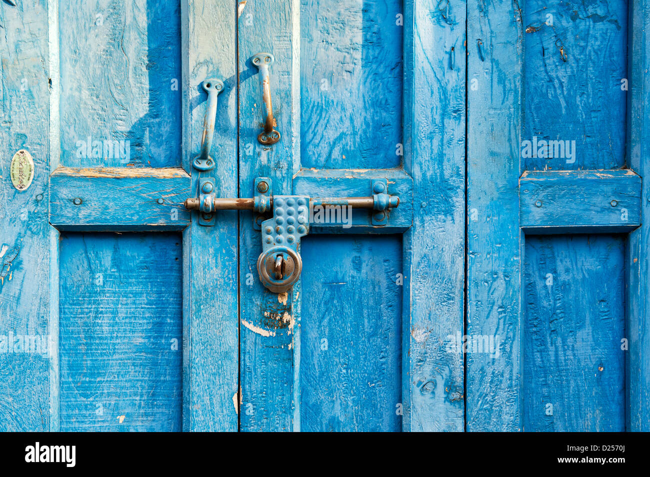 Vecchia indiana rurale casa porte blu. Andhra Pradesh, India Foto Stock