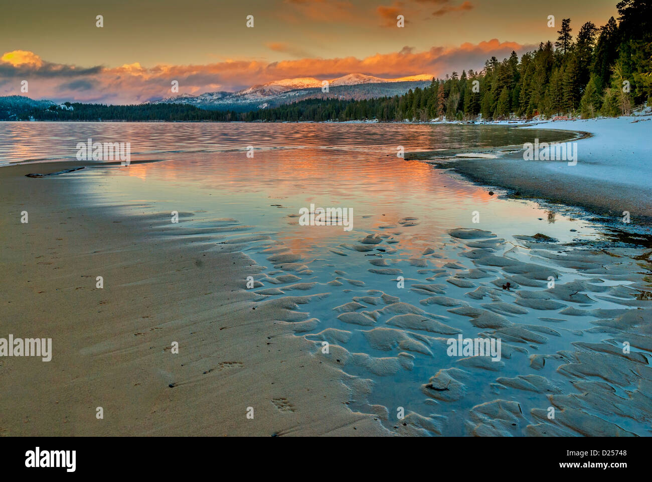 Inverno tramonto riflesso in un lago Foto Stock