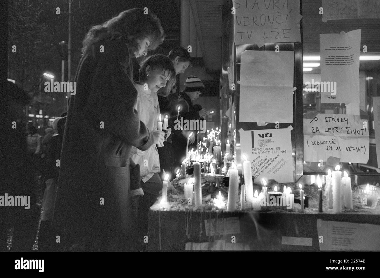 Novembre 1989 La Rivoluzione di velluto. I giovani cechi accendendo candele in Piazza Venceslao Praga. Foto Stock