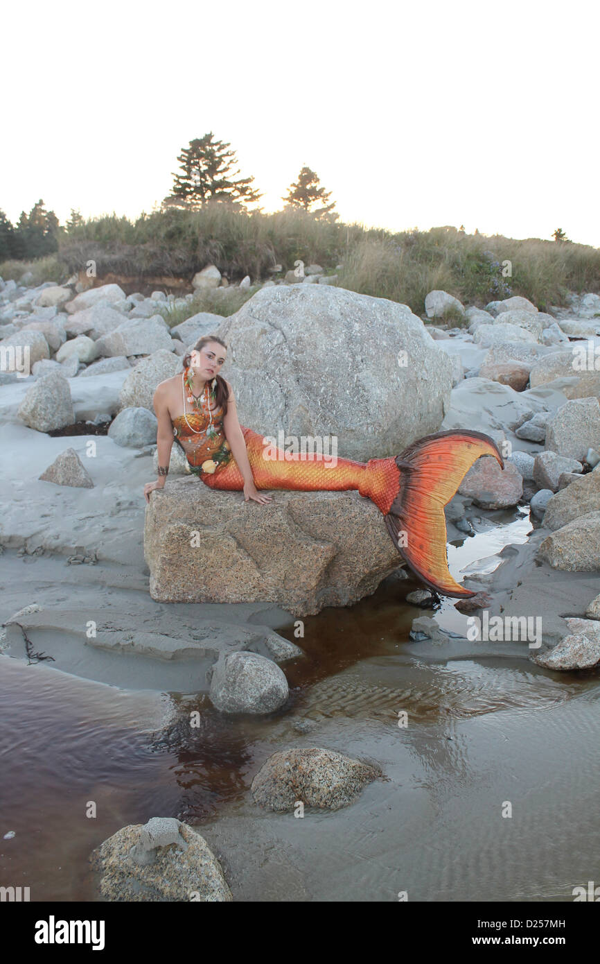 Mermaid sulla spiaggia di roccia verticale Foto Stock