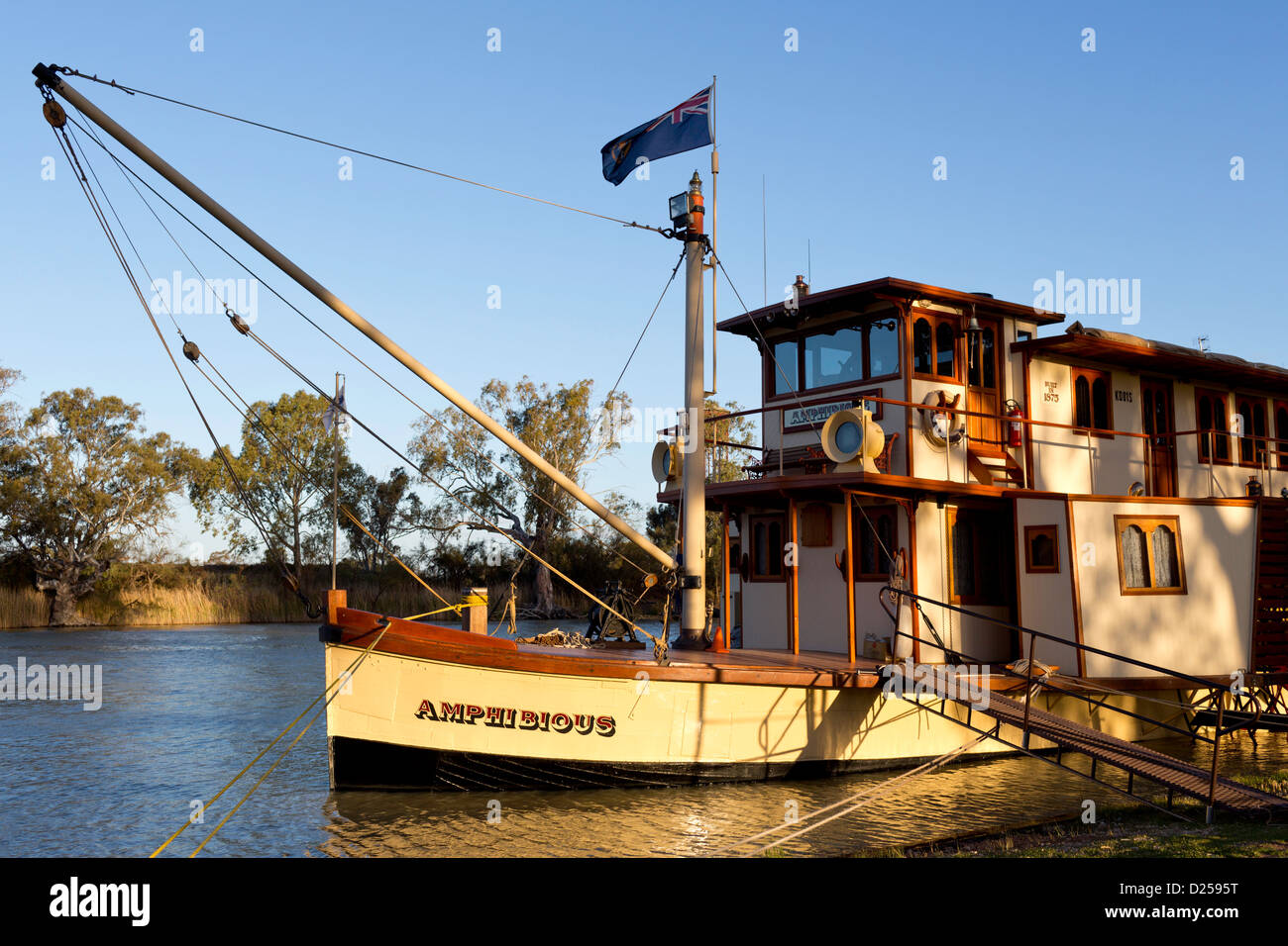 PB lato anfibio wheeler in barca a remi ormeggiate sul Darling River di Wentworth. Foto Stock