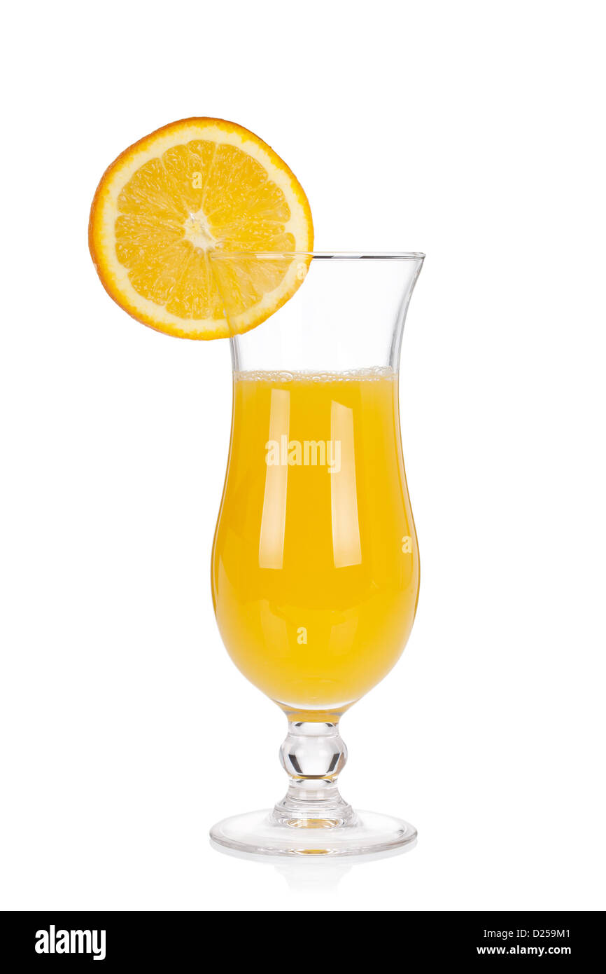 Bicchiere da cocktail set. Uragano con succo di arancia e fetta di arancia isolati su sfondo bianco Foto Stock