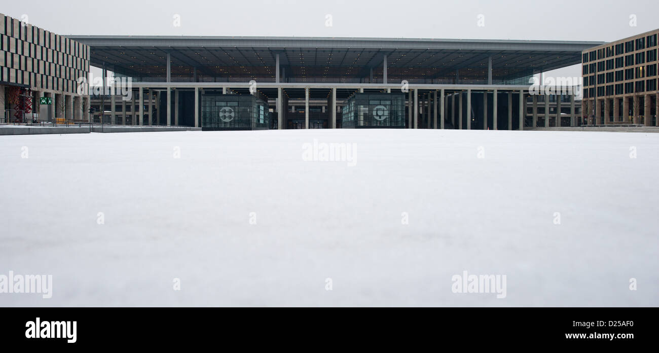 Visualizzare sul terminale coperto di neve del nuovo aeroporto Berlin Brandenburg Willy Brandt (BER) in Schönefeld, Germania, 14 gennaio 2013. Foto: Patrick Pleul Foto Stock