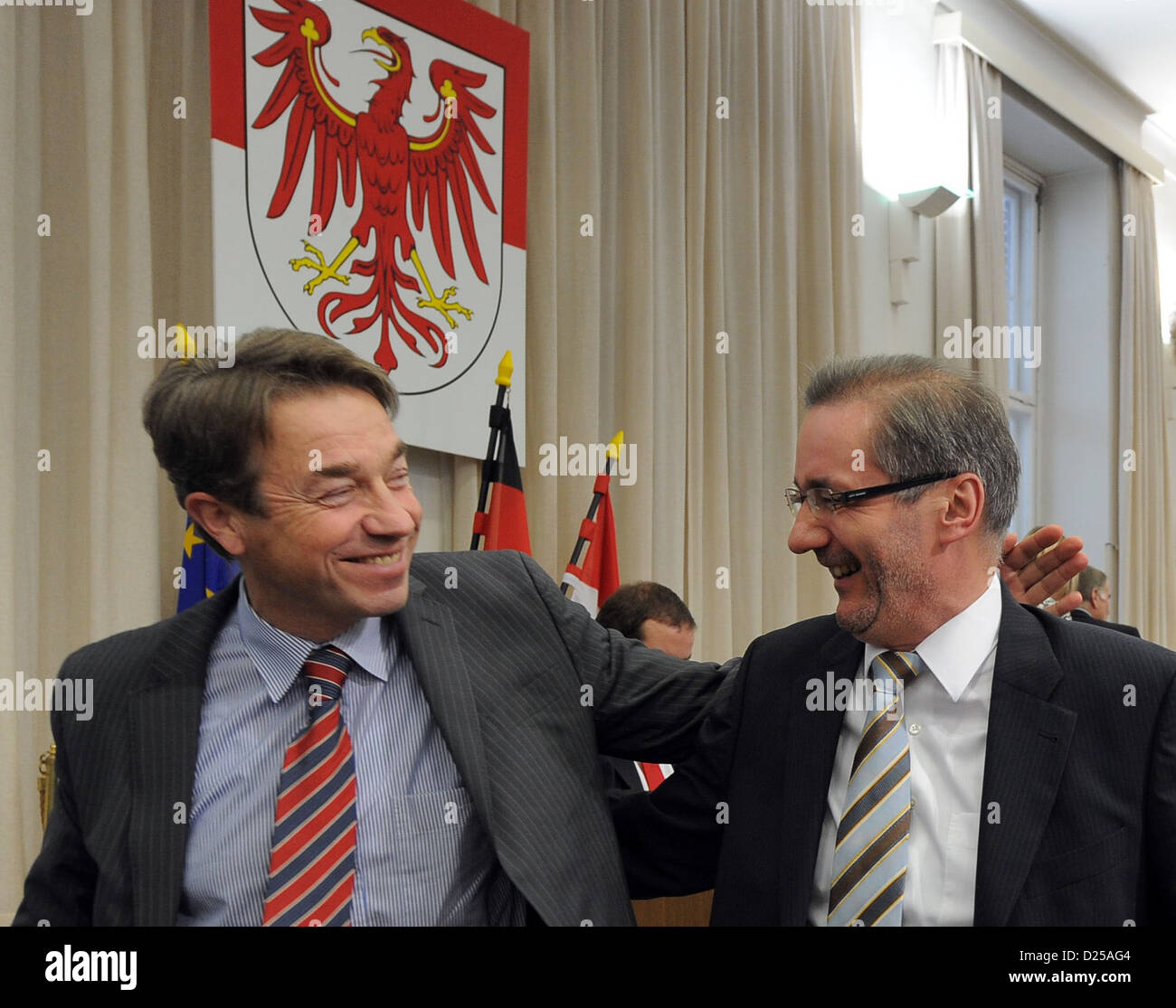 Il ministro degli Affari sociali Guenter Baaske (L) si congratula con il Premier del Brandeburgo Matthias Platzeck sul successo del voto di fiducia al Parlamento di Brandeburgo a Potsdam, Germania, 14 gennaio 2013. Platzeck è di chiedere un voto di fiducia dopo la rinnovata ritardo dell'aeroporto l'apertura. Foto: Bernd Settnik Foto Stock