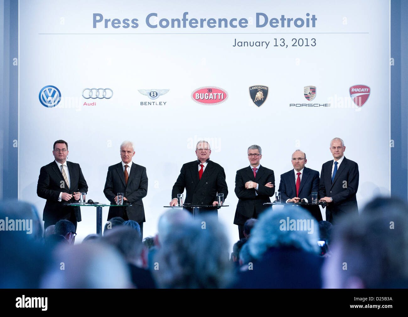 Una Volkswagen handout mostra Volkswagen AG Chief Representative Stephan Gruehsem (L-R), Porsche presidente esecutivo Matthias Mueller, Volkswagen AG presidente esecutivo Martin Winterkorn, Audi presidente Rupert Stadler, membro della Volkswagen AG management Christian Klingler e presidente del gruppo Volkswagen America Jonathan Browning parlando a una VW conferenza stampa datata 13 gennaio 2013. La manifestazione si svolge prima al North American International Auto Show (NAIAS)a Detroit, STATI UNITI D'AMERICA. Foto: Friso Gentsch Foto Stock