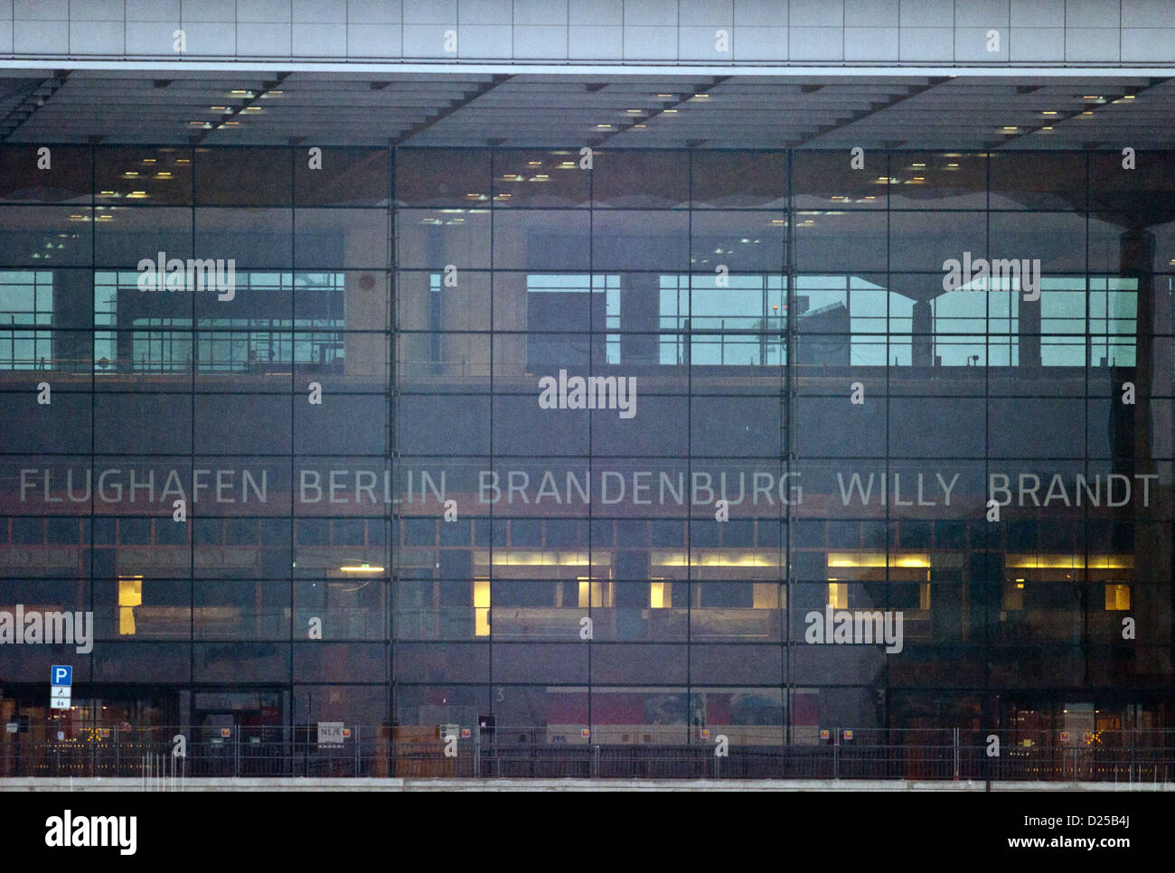 Vista sul terminale del nuovo aeroporto Berlin Brandenburg Willy Brandt (BER) in Schönefeld, Germania, 14 gennaio 2013. Foto: Patrick Pleul Foto Stock