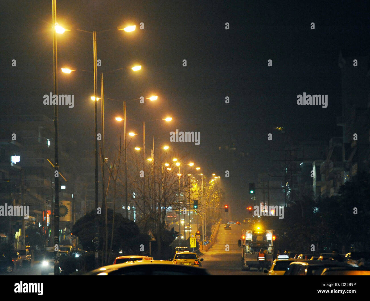 Lo smog si blocca in aria per le strade di Atene, Grecia, 12 gennaio 2013. Più e più greci sono il riscaldamento con legno dovuta al riscaldamento di salita dei prezzi del petrolio. Ciò è causa di un aumento di inquinamento da particolato in zone densamente popolate. Foto: Giorgos Nikolaidis Foto Stock