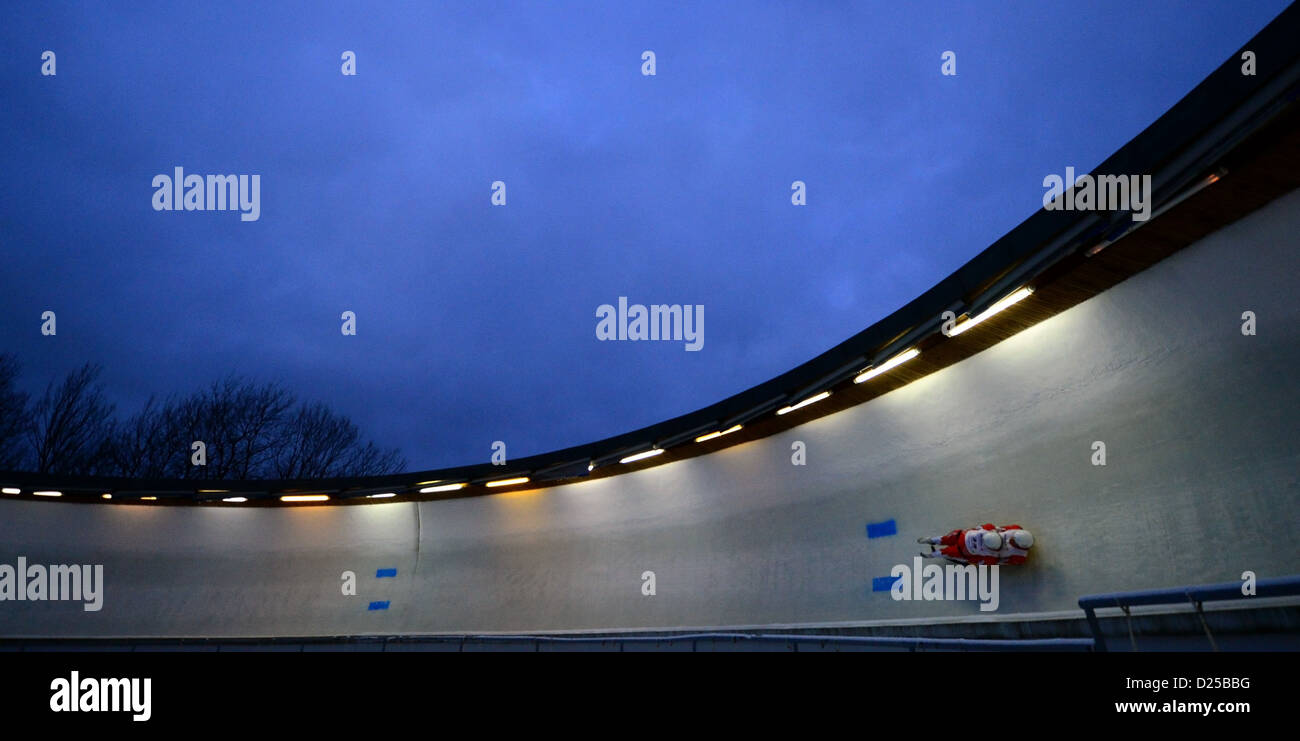 Un polacco luging squadra corse giù il canale di ghiaccio durante il Luge scodellino molla la concorrenza di Oberhof in Germania, 11 novembre 2013. La quarantaquattresima FIL Campionato Europeo ha iniziato il 12 novembre 2013. Foto: Hendrik Schmidt Foto Stock