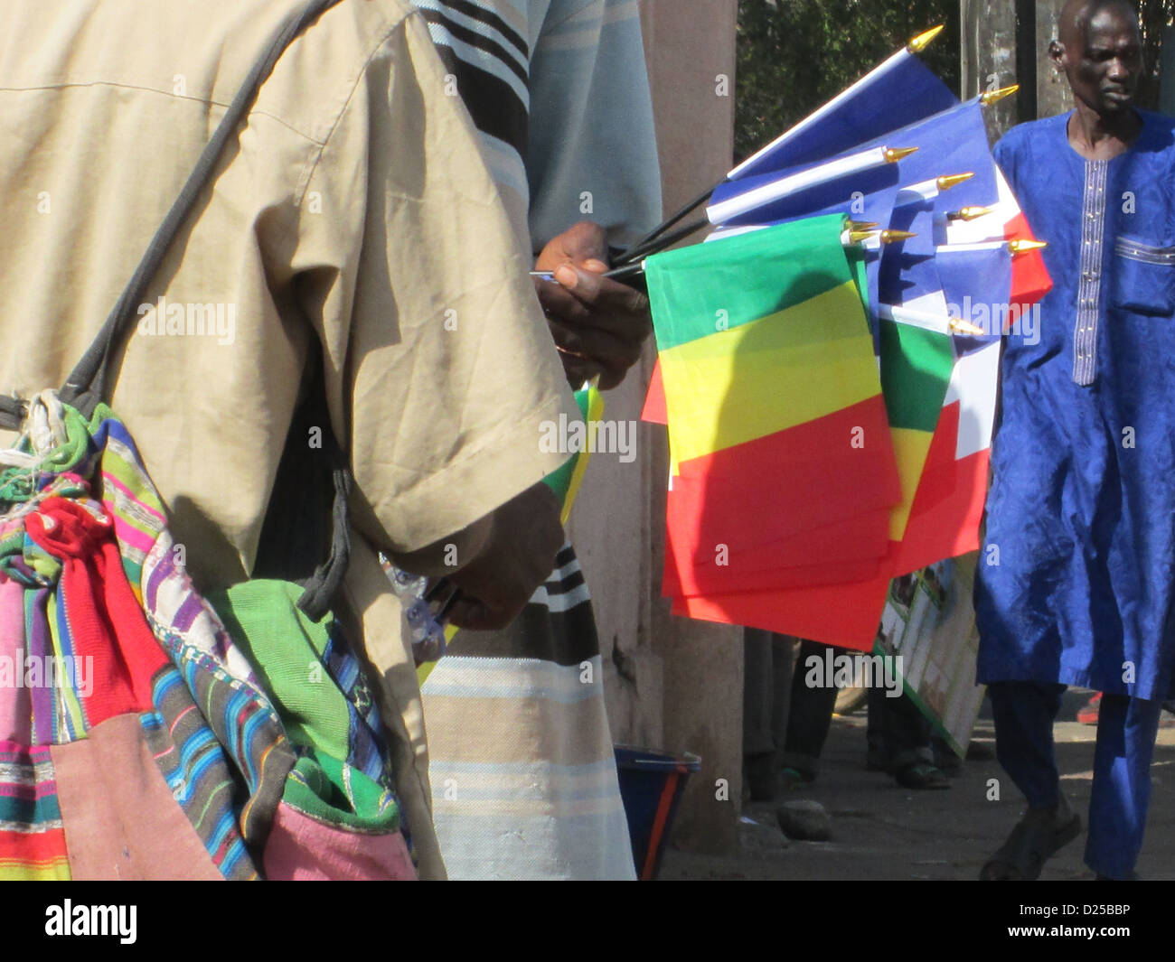 Le bandiere della Francia e Mali sono venduti su una strada di Bamako, in Mali, 14 gennaio 2013. Mali si celebra l aiuto inaspettato dopo la Francia è intervenuta nel conflitto in Mali. Foto: Diakaridia Dembele Foto Stock