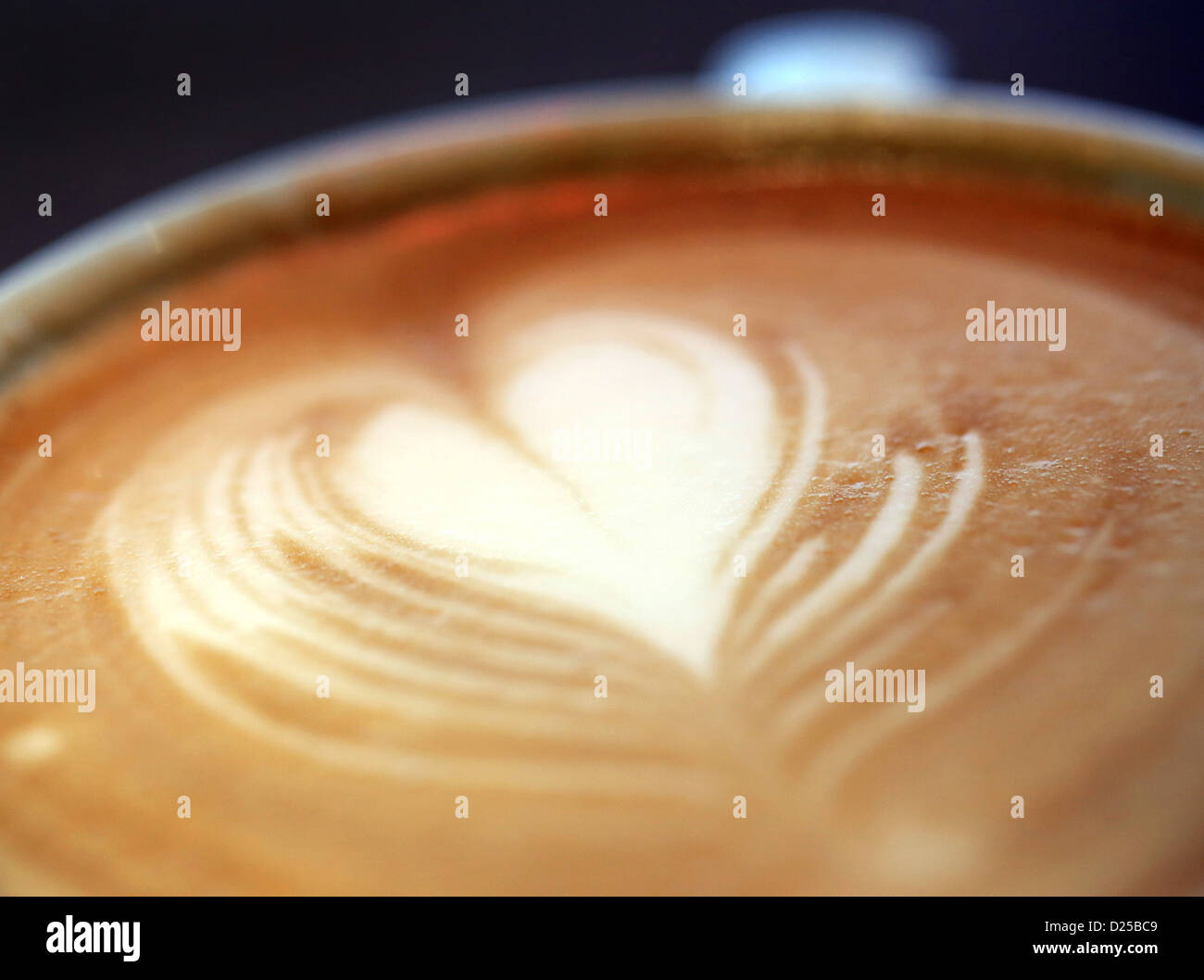 Il cuore è realizzato in schiuma di un caffé latte a Duesseldorf in Germania, 14 gennaio 2013. I prezzi del caffè vengono ridotti in il prezzo più basso intervallo. Dopo che i prezzi sono stati abbassati a Aldi Nord, Aldi Sued e Norma, altri dettaglianti di prodotti alimentari si stanno adeguando. Foto: Martin Gerten Foto Stock