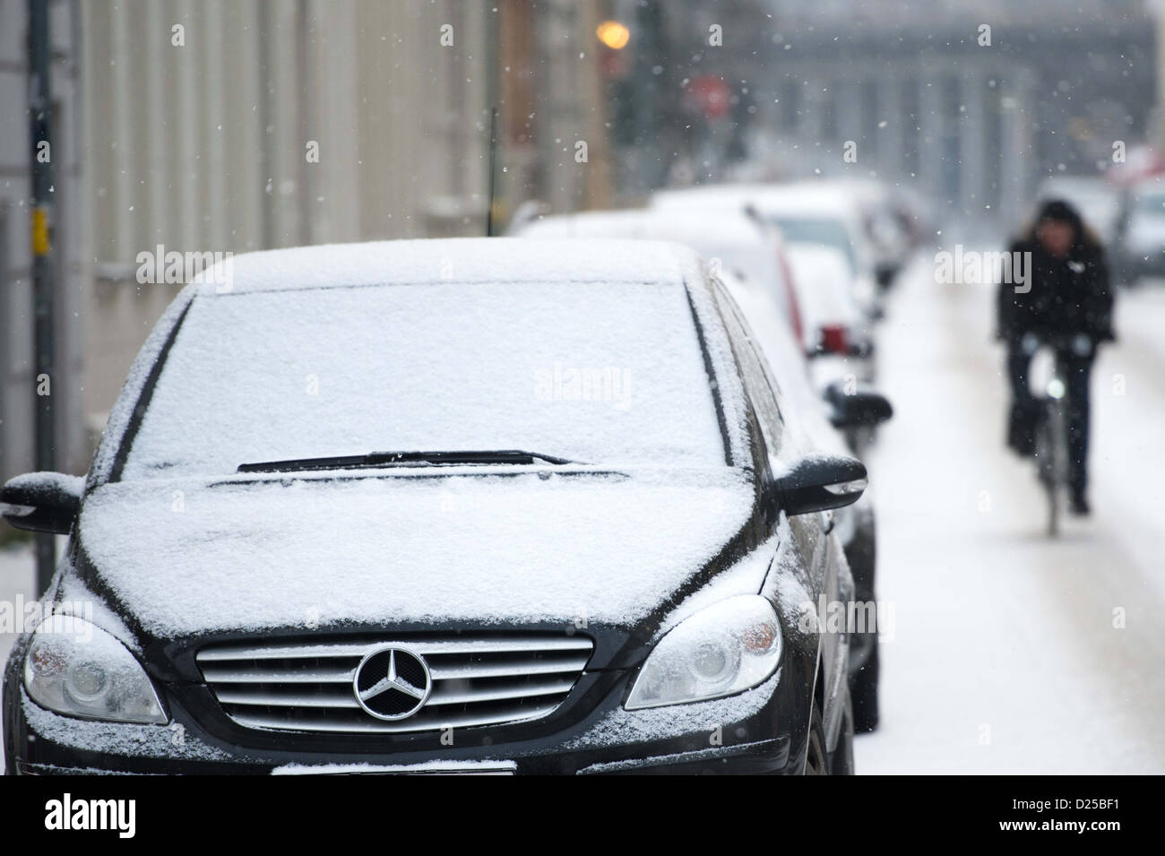 Una vista sulle auto coperto di neve su una strada di Berlino, Germania, 14 gennaio 2013. Secondo i meteorologi il meteo rimarrà freddo e invernale. Foto: Maurizio Gambarini Foto Stock