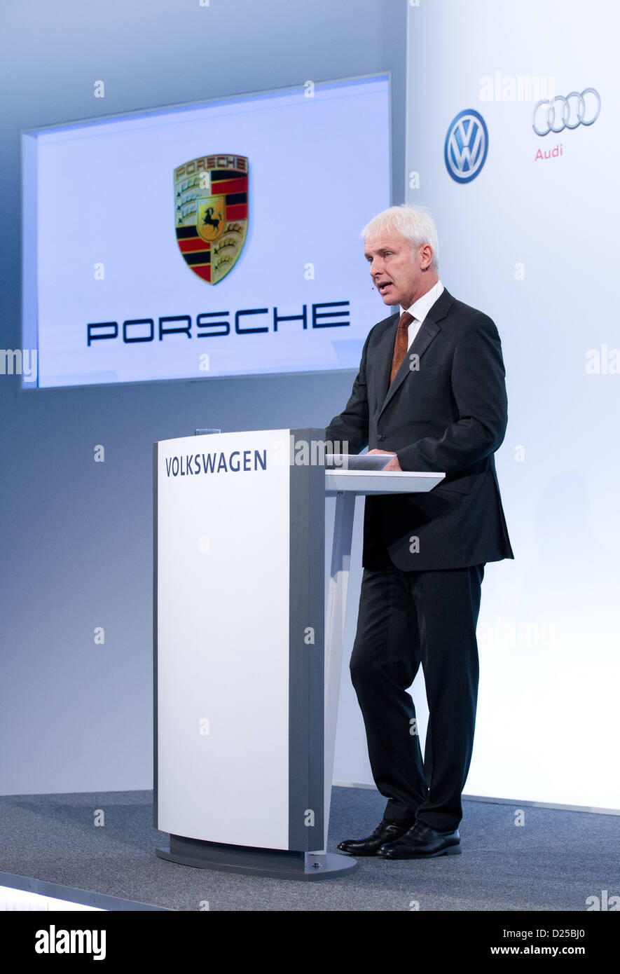 Una Volkswagen handout mostra Porsche presidente esecutivo Matthias Mueller parlando a una VW - Conferenza stampa del 13 gennaio 2013. La manifestazione si svolge prima al North American International Auto Show (NAIAS)a Detroit, STATI UNITI D'AMERICA. Foto: Friso Gentsch Foto Stock