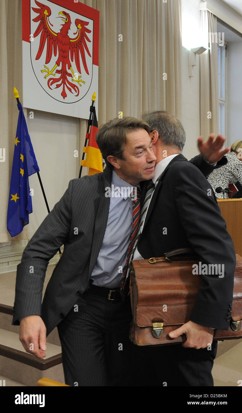 Il ministro degli Affari sociali Guenter Baaske (L) si congratula con il Premier del Brandeburgo Matthias Platzeck sul successo del voto di fiducia al Parlamento di Brandeburgo a Potsdam, Germania, 14 gennaio 2013. Platzeck è di chiedere un voto di fiducia dopo la rinnovata ritardo dell'aeroporto l'apertura. Foto: Bernd Settnik Foto Stock