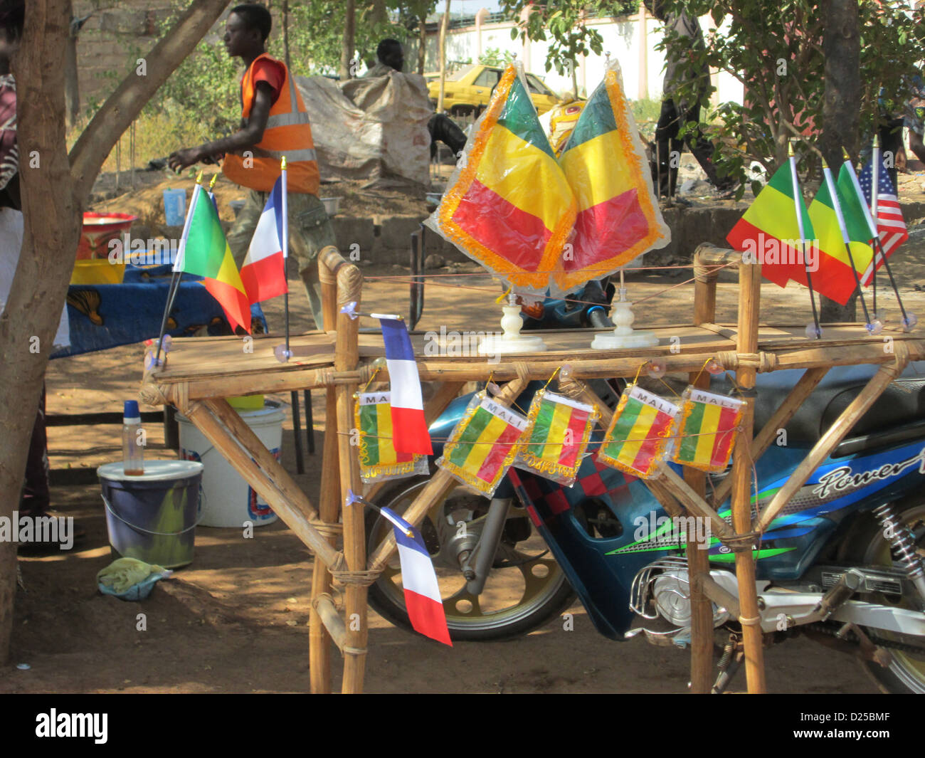 Una tabella è decorato con le bandiere della Francia e Mali di Bamako, in Mali, 14 gennaio 2013. Mali si celebra l aiuto inaspettato dopo la Francia è intervenuta nel conflitto in Mali. Foto: Diakaridia Dembele Foto Stock