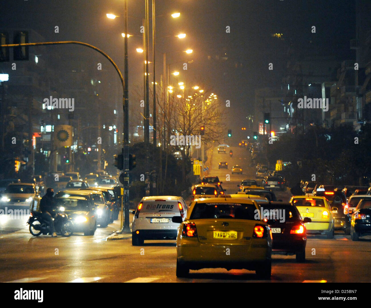 Lo smog si blocca in aria per le strade di Atene, Grecia, 12 gennaio 2013. Più e più greci sono il riscaldamento con legno dovuta al riscaldamento di salita dei prezzi del petrolio. Ciò è causa di un aumento di inquinamento da particolato in zone densamente popolate. Foto: Giorgos Nikolaidis Foto Stock