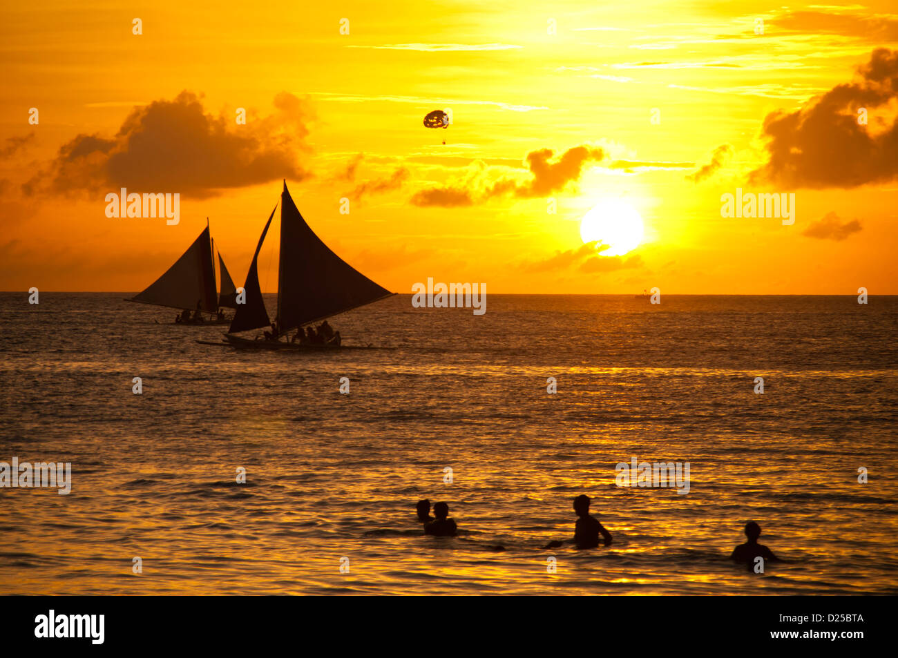 Bella sagome di barche a vela al tramonto Foto Stock