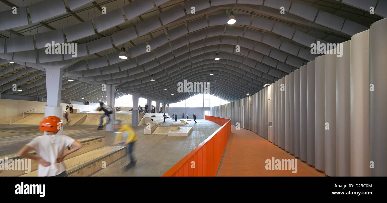 Zap" Ados Skatepark, Calais, Francia. Architetto: Bang Architectes, 2011. Interno panoramico con spettatori' passaggio. Foto Stock