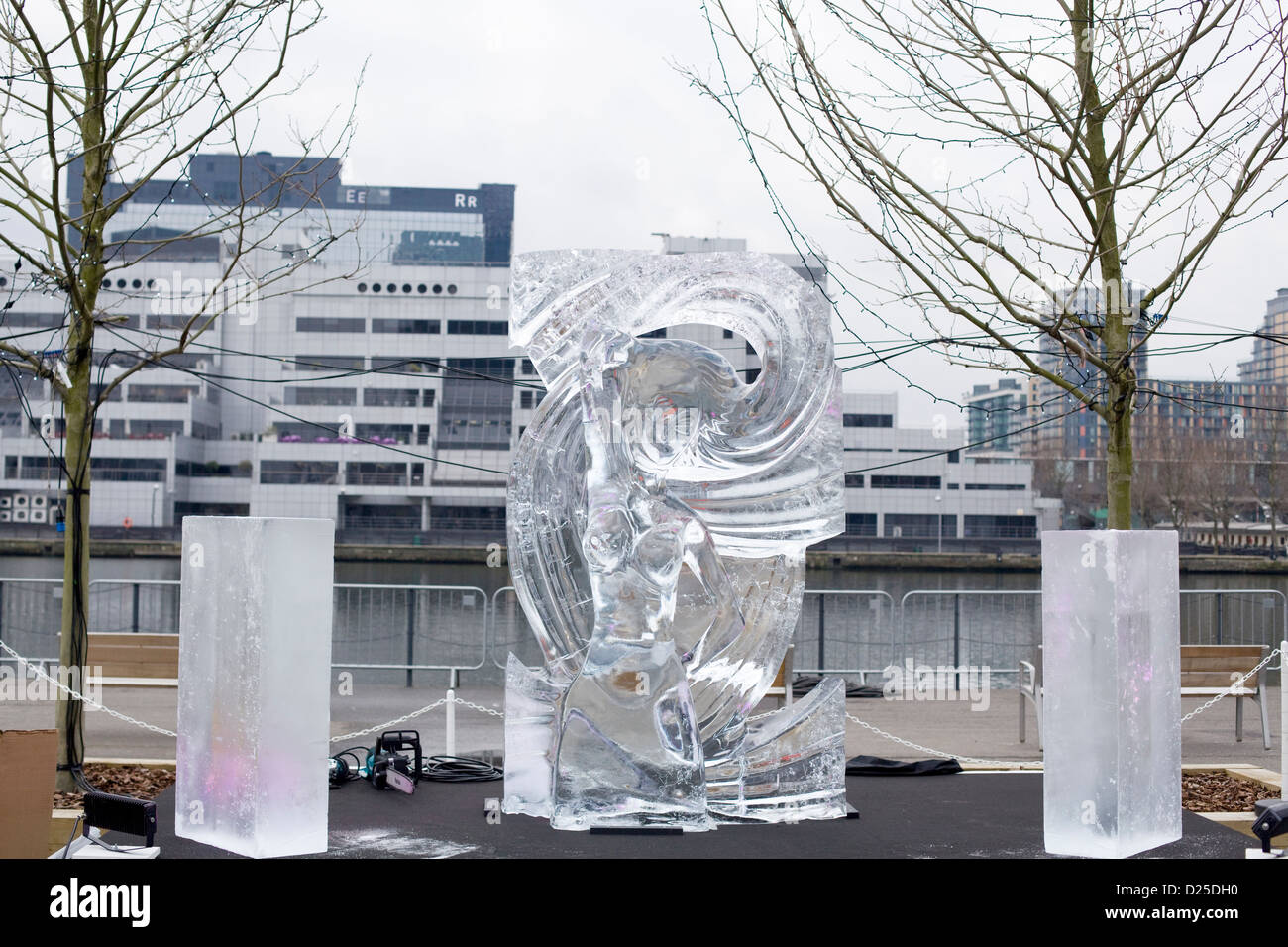 Sculture di ghiaccio Canary Wharf Londra Inghilterra " Le meraviglie dell universo' e 'infinito' Foto Stock