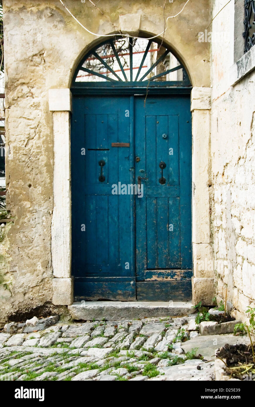 Bella e antica porta blu in piccole strade di ciottoli trovati nella città  vecchia di Rovigno /Rovingo - Istria, Croazia Foto stock - Alamy