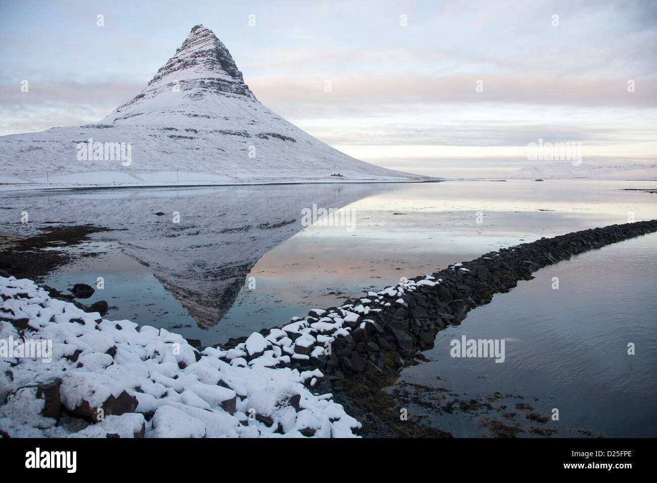 Montagna innevata riflessione sul Snaefellsnes penisola snaefellsnes in inverno in Islanda Foto Stock