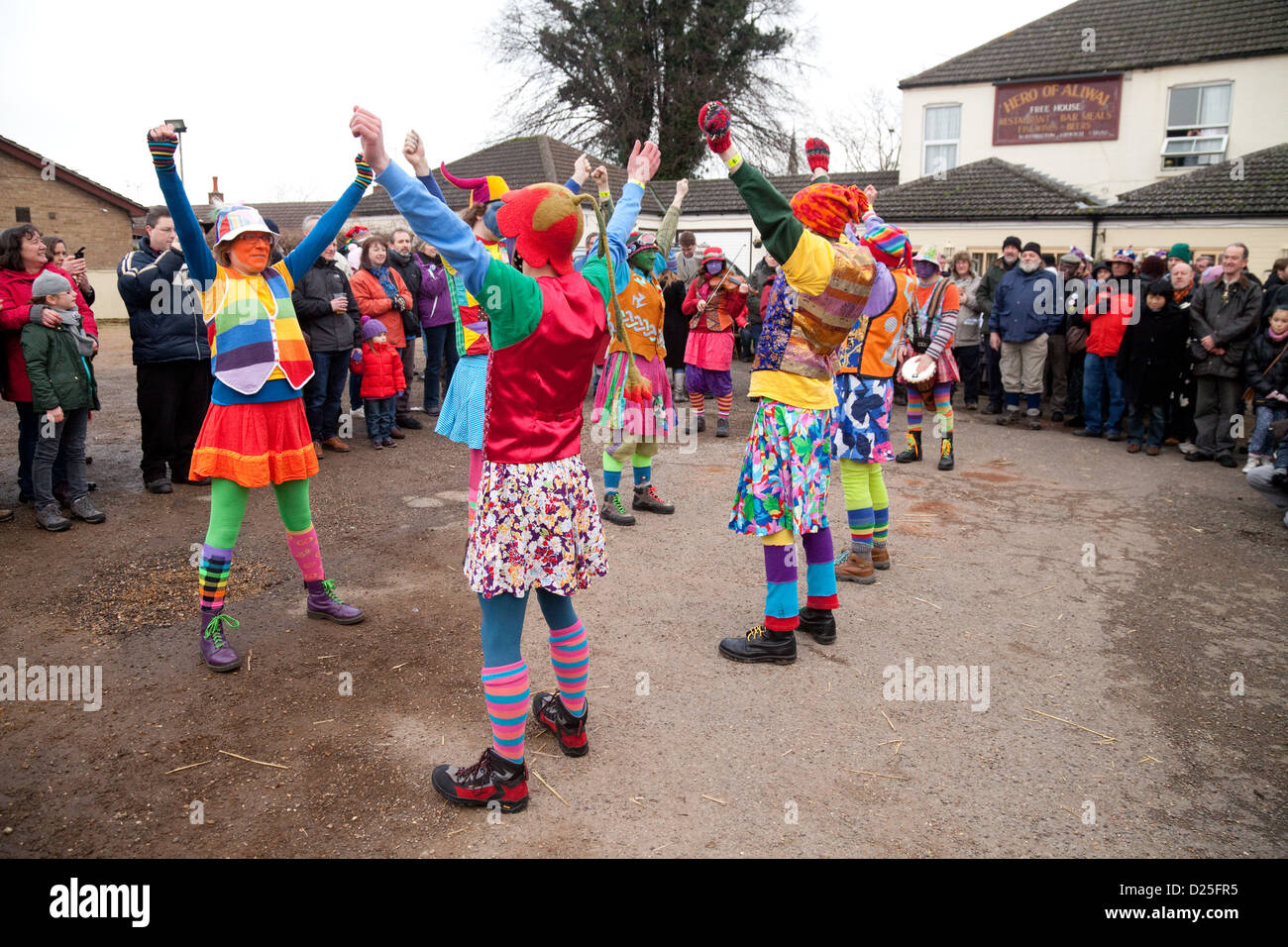 Morris ballerine provenienti dal Gog Magog gruppo morris ballare la paglia Whittlesey Bear festival 2013 Foto Stock