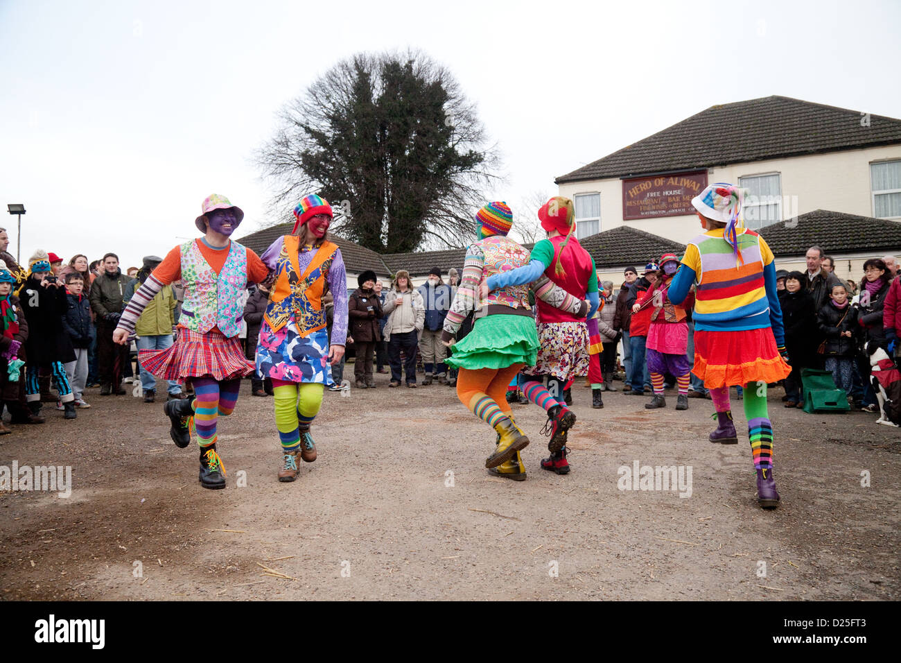 La Gog Magog Morris ballerini balli di gruppo presso la paglia Whittlesey Bear festival, Cambridgeshire Regno Unito Foto Stock