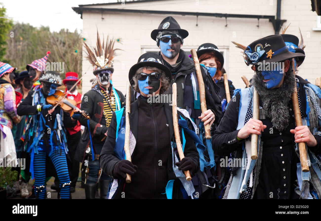 Confine Bakanalia Morris ballerini danzare a paglia Whittlesey bear festival Cambridgeshire Regno Unito 2013 Foto Stock