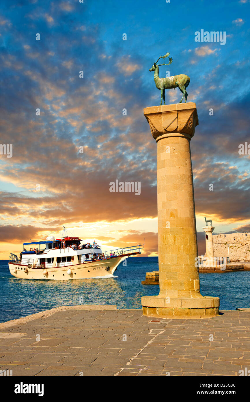 Le colonne con i cervi all'ingresso Madraki, arcaici i cantieri navali. Rhodes, Grecia. Patrimonio mondiale dell UNESCO Foto Stock